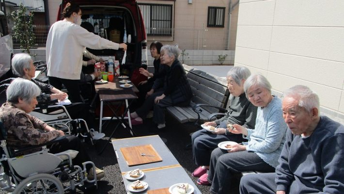 はなまるホーム北越谷の外でのお茶会の様子